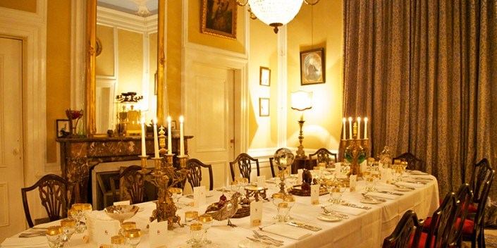 Diner in eetkamer Kasteel