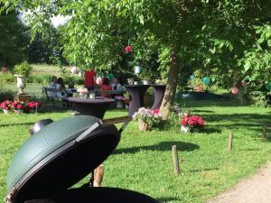 buiten borrelen in boomgaard